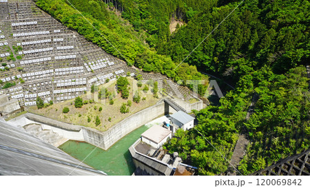 静岡県周智郡森町の風景（太田川ダムと山々） 120069842
