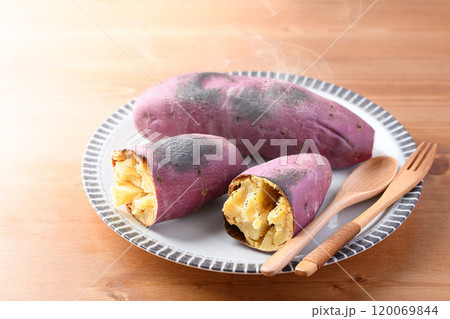 秋の味覚 焼き芋 120069844