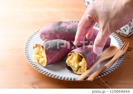 秋の味覚 焼き芋 120069848