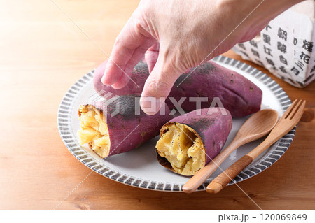 秋の味覚 焼き芋 120069849