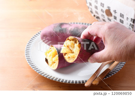 秋の味覚 焼き芋 120069850