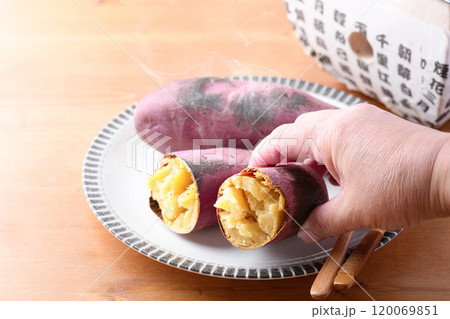 秋の味覚 焼き芋 120069851