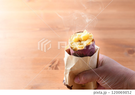 秋の味覚 焼き芋 120069852