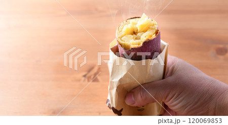 秋の味覚 焼き芋 120069853