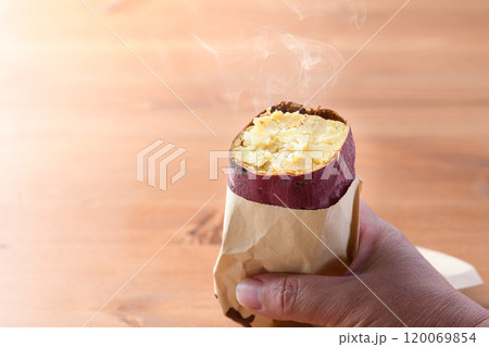 秋の味覚 焼き芋 秋の味覚 焼き芋 120069854