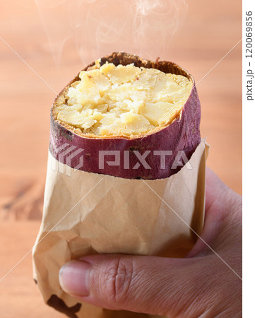 秋の味覚 焼き芋 120069856