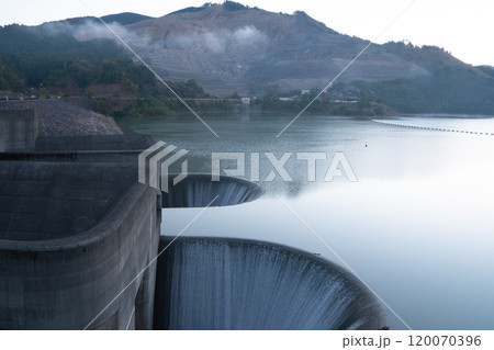 滋賀県甲賀市の野洲川の上流に造られた多目的ダムである青土ダムを撮影 120070396