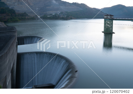 滋賀県甲賀市の野洲川の上流に造られた多目的ダムである青土ダムを撮影 120070402