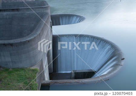 滋賀県甲賀市の野洲川の上流に造られた多目的ダムである青土ダムを撮影 120070403