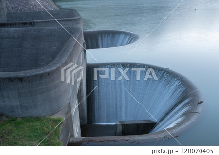 滋賀県甲賀市の野洲川の上流に造られた多目的ダムである青土ダムを撮影 120070405