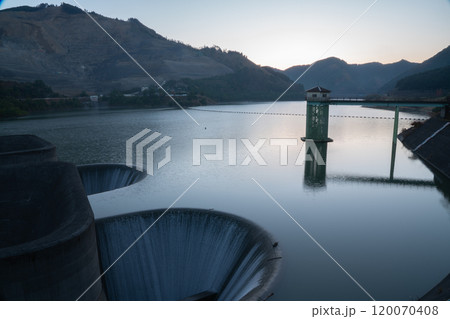 滋賀県甲賀市の野洲川の上流に造られた多目的ダムである青土ダムを撮影 滋賀県甲賀市の野洲川の上流に造られた多目的ダムである青土ダムを撮影 120070408
