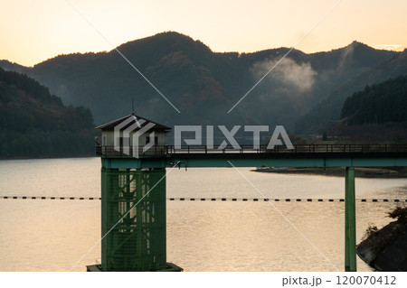 滋賀県甲賀市の野洲川の上流に造られた多目的ダムである青土ダムを撮影 滋賀県甲賀市の野洲川の上流に造られた多目的ダムである青土ダムを撮影 120070412
