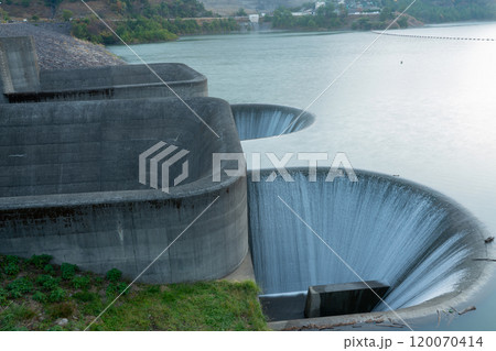 滋賀県甲賀市の野洲川の上流に造られた多目的ダムである青土ダムを撮影 120070414