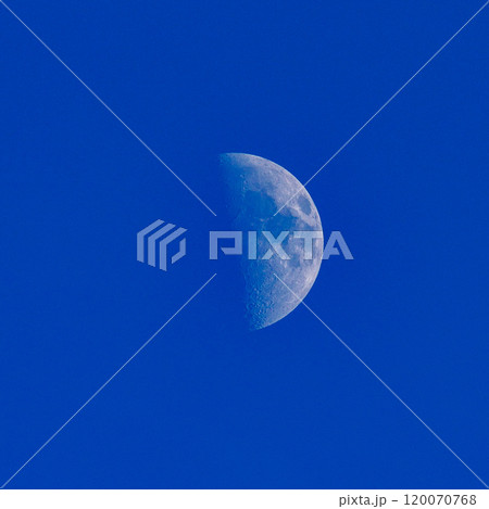 青空に浮かぶ白い月 120070768