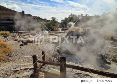 秋の雲仙地獄の清七地獄の風景 ( 11月 / 長崎県 雲仙市 ) 120070931