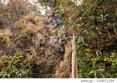 武尊山の登山道にある鎖場 武尊山の登山道にある鎖場 120071144