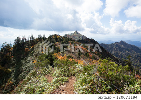 武尊山山頂方面から剣ヶ峰山を望む 120071194
