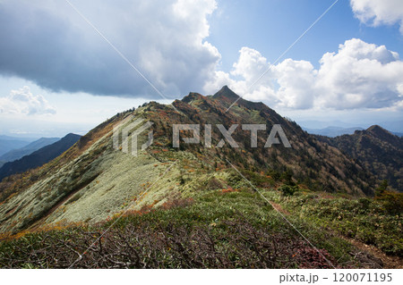 武尊山山頂方面から剣ヶ峰山を望む 120071195