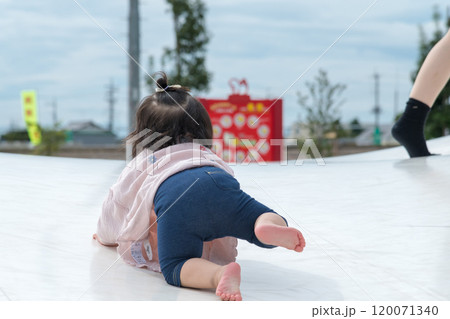 【巨大な遊具ではいはいする乳幼児とママの足】 【巨大な遊具ではいはいする乳幼児とママの足】 120071340