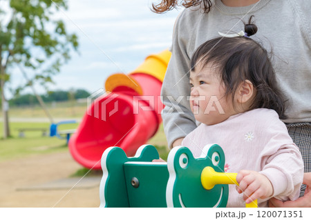 【初めての遊具で遊ぶ乳幼児とママ】 120071351
