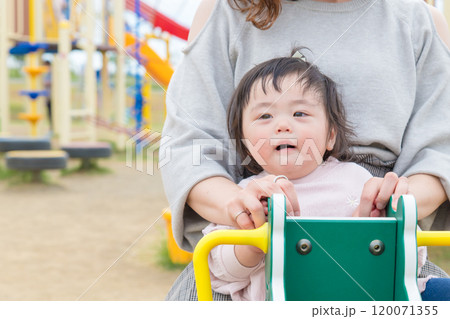 【初めての遊具で遊ぶ乳幼児とママ】 120071355