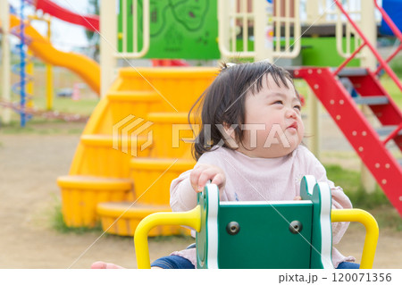 【初めての遊具で遊ぶ乳幼児とママ】 120071356