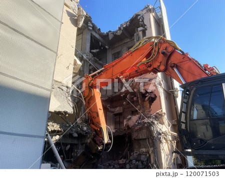 An excavator destroys a residential building 120071503