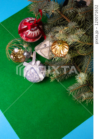 Christmas toys on the Christmas tree on a green background 120071632