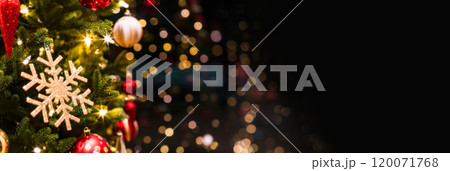 クリスマス の 飾付け の クリスマスツリー と イルミネーション 【 年末 の イメージ 】 120071768