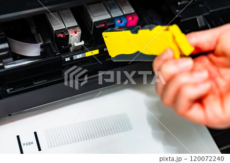 家庭用 インクジェット プリンター の インクタンク を 交換 する 【 インク代 の イメージ 】 120072240