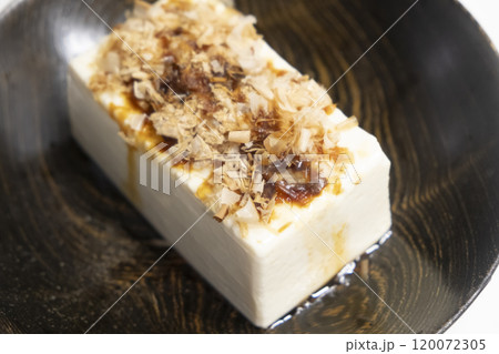 お豆腐に鰹節とお醤油をかけたイメージ (写真素材) お豆腐に鰹節とお醤油をかけたイメージ (写真素材) 120072305