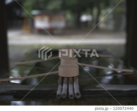 神社の手水場　 120072440