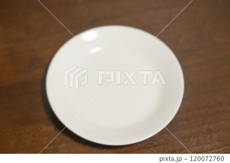 テーブルに置いた白皿のイメージ　(写真素材) 120072760
