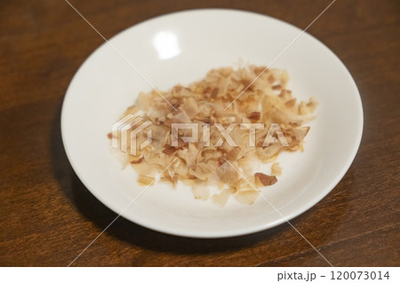 鰹節をのせた白小皿のイメージ　(写真素材) 120073014