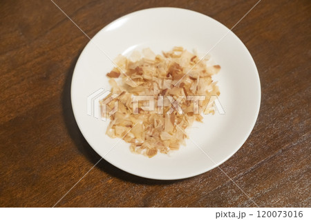 鰹節をのせた白小皿のイメージ (写真素材) 鰹節をのせた白小皿のイメージ (写真素材) 120073016