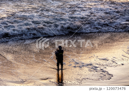 日の出になぎさで釣りをする男【夜明けの海景】 120073476