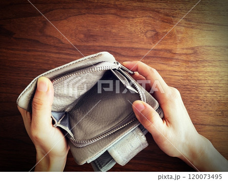 空っぽの財布を持つ女性の手 120073495