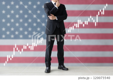 米国株投資イメージ―アメリカの国旗の前に立つチャートを分析するビジネスマン 米国株投資イメージ―アメリカの国旗の前に立つチャートを分析するビジネスマン 120073540