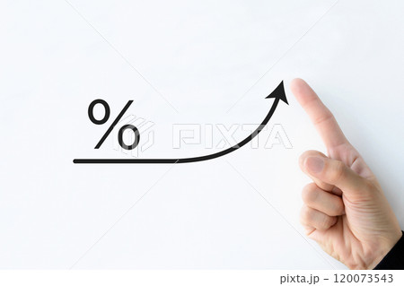 パーセント記号と上昇する矢印を指差しする人物の手 パーセント記号と上昇する矢印を指差しする人物の手 120073543