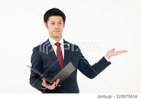 ファイルを持つ男性弁護士 120073616