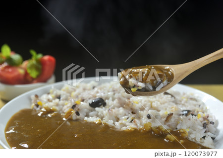 湯気の立つ雑穀とカレーをスプーンですくう 湯気の立つ雑穀とカレーをスプーンですくう 120073977