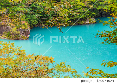 【静岡県】秋の寸又峡　ブルーの湖面 120074024