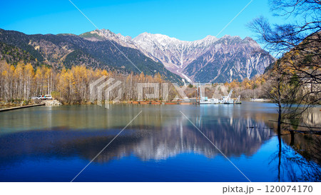 晩秋の長野県松本市上高地の紅葉と若干冠雪した奥穂高 120074170