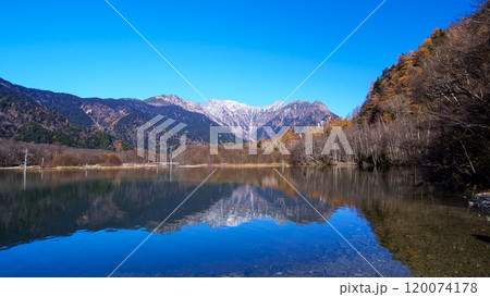 晩秋の長野県松本市上高地の紅葉と若干冠雪した奥穂高 120074178