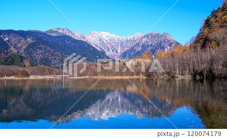 晩秋の長野県松本市上高地の紅葉と若干冠雪した奥穂高 晩秋の長野県松本市上高地の紅葉と若干冠雪した奥穂高 120074179