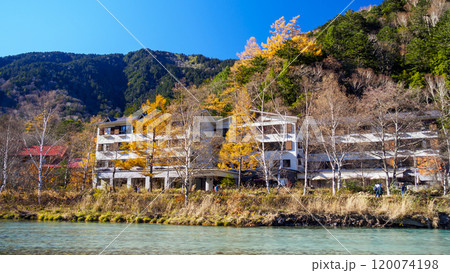 晩秋の長野県松本市上高地の紅葉と若干冠雪した奥穂高 晩秋の長野県松本市上高地の紅葉と若干冠雪した奥穂高 120074198