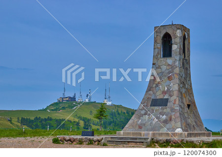 長野の美ヶ原高原の避難塔シンボル(美しの塔)とアンテナ群方面を見る 120074300