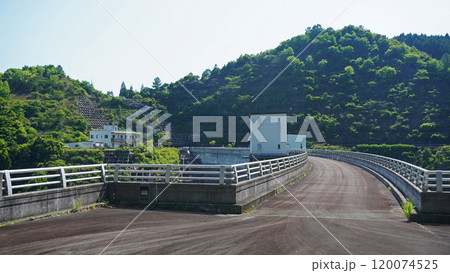 静岡県周智郡森町の風景（太田川ダムの堤頂部にある通路） 120074525