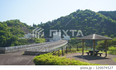 静岡県周智郡森町の風景（太田川ダムの堤頂部にある通路と休憩所） 120074527