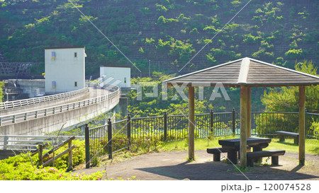静岡県周智郡森町の風景（太田川ダムに設置された休憩所） 120074528